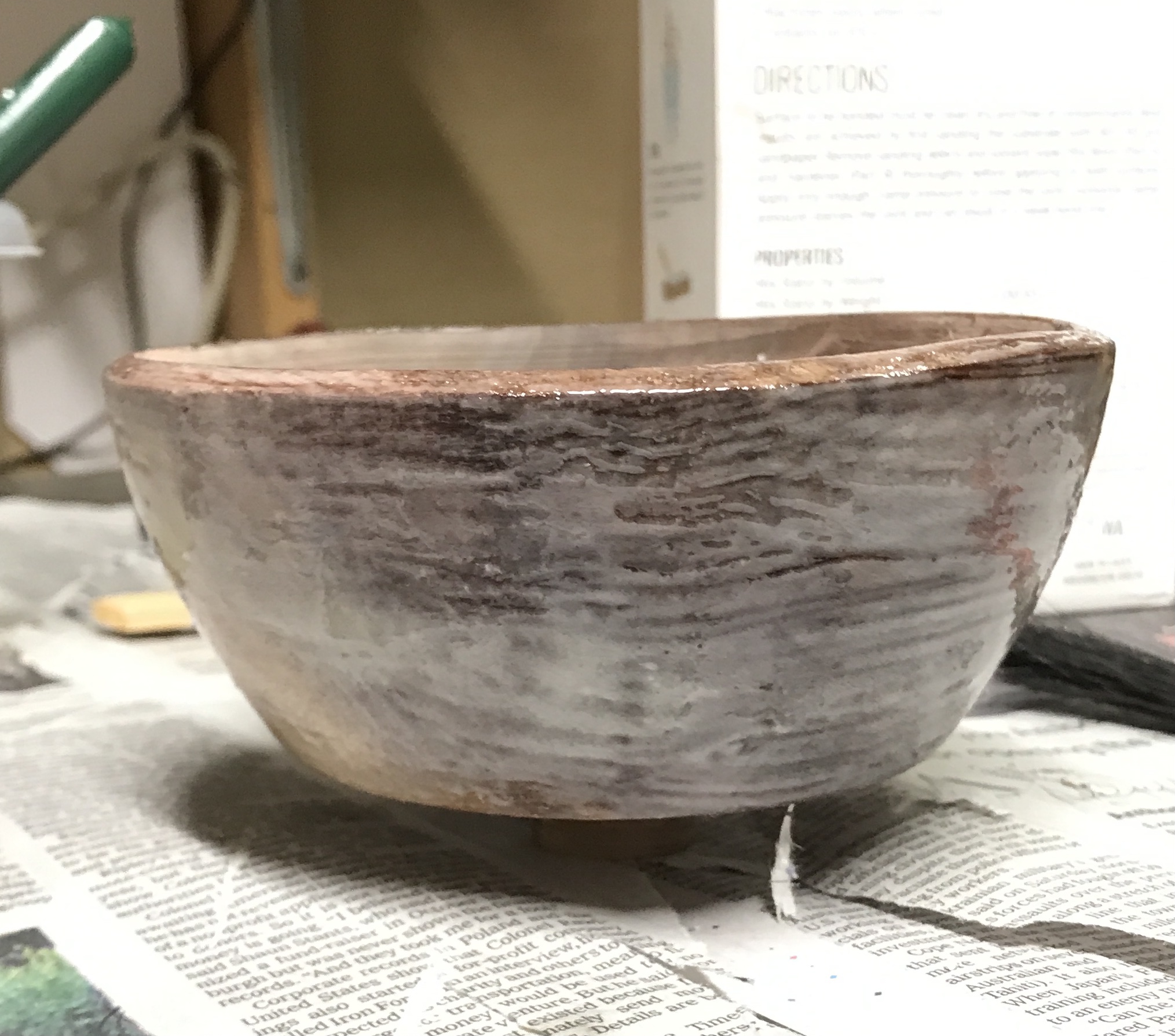 The bowl painted with epoxy